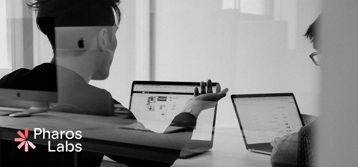 Das Markenfoto von Pharos Labs zeigt die Teamzusammenarbeit mit Laptops, entworfen von Studio Tülü für ein KI-Unternehmen im Gesundheitswesen.