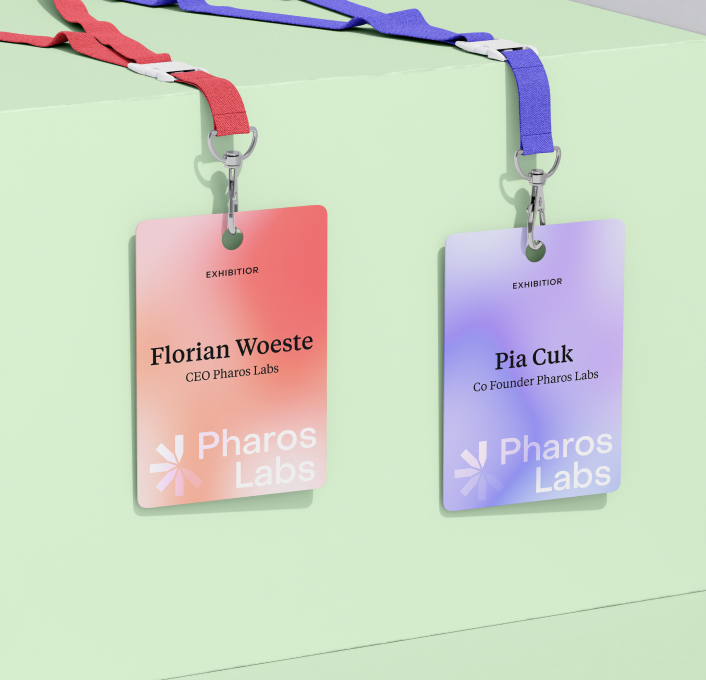 Ausstellerausweise für Pharos Labs, entworfen von Studio Tülü, mit Farbverlauf und klarer Typografie.