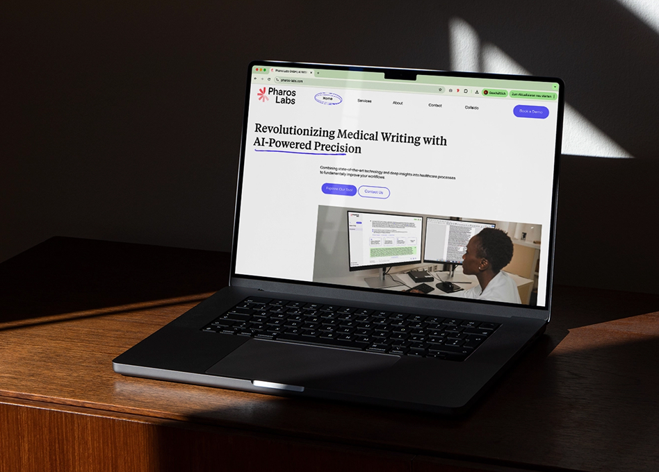Das Website-Design von Pharos Labs auf dem Laptop-Bildschirm zeigt KI-gestützte Präzision für medizinisches Schreiben
