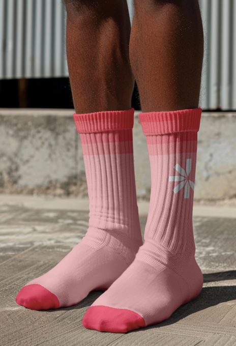 Socken der Marke Pharos Labs mit rosafarbenem Farbverlauf, entwickelt von Studio Tülü für Markenartikel im Gesundheitswesen.
