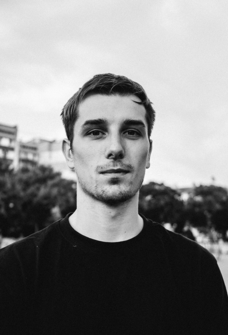 Schwarzweiß-Porträt eines jungen Mannes, das in den Markenbildern von Pharos Labs verwendet wird, erstellt von Studio Tülü.