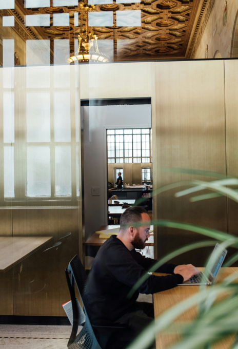Professionelles Arbeiten am Laptop im modernen Büro, Markenfotografie für Pharos Labs von studio tülü.