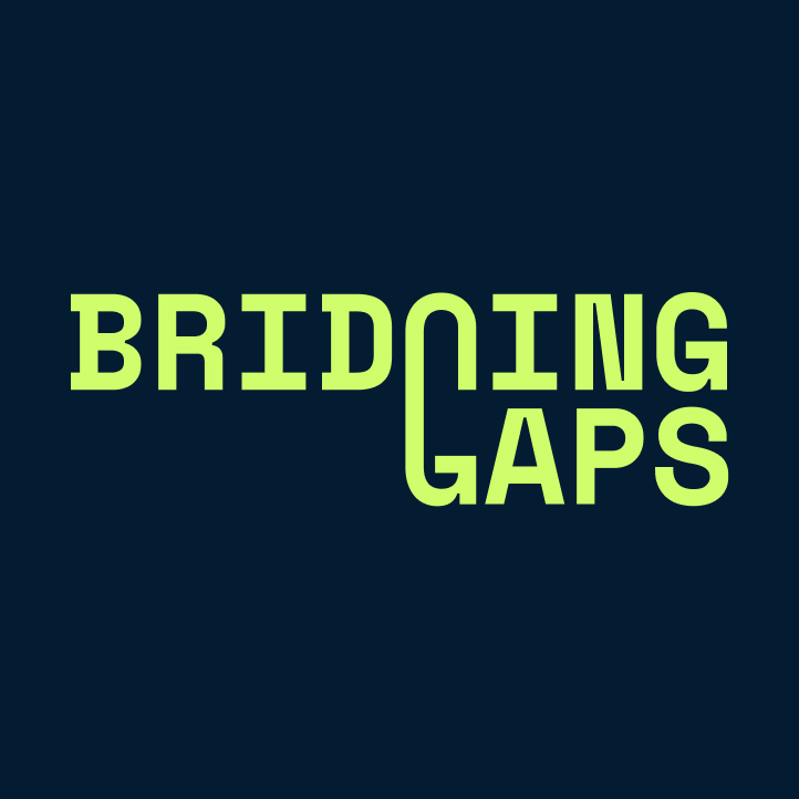 Bridging Gaps Wortmarke in Hellgrün auf dunkelblauem Hintergrund, die die mutige, wiedererkennbare Typografie der Marke betont.