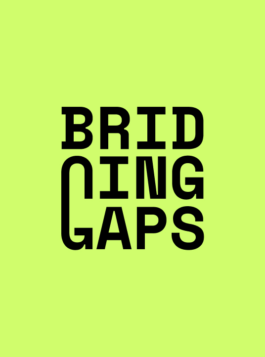 Bridging Gaps Wortmarke mit einem in den Text integrierten stilisierten „G“ -Logo, das den Spendenzyklus der NGO darstellt.