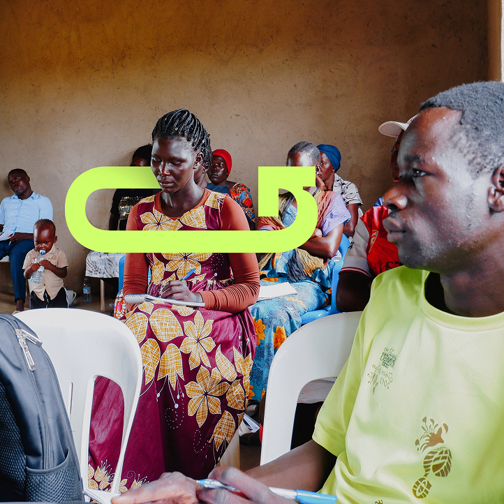 Das Bridging Gaps-Branding von Studio Tülü zeigt Community-Workshop-Teilnehmer in Afrika mit dem grünen Bridging Gaps-Logosymbol, das für Mikrokredite, Empowerment und nachhaltige Entwicklung steht.