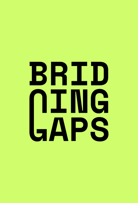 Bridging Gaps Wortmarke mit einem in den Text integrierten stilisierten „G“ -Logo, das den Spendenzyklus der NGO darstellt.