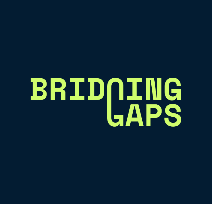 Bridging Gaps Wortmarke in Hellgrün auf dunkelblauem Hintergrund, die die mutige, wiedererkennbare Typografie der Marke betont.