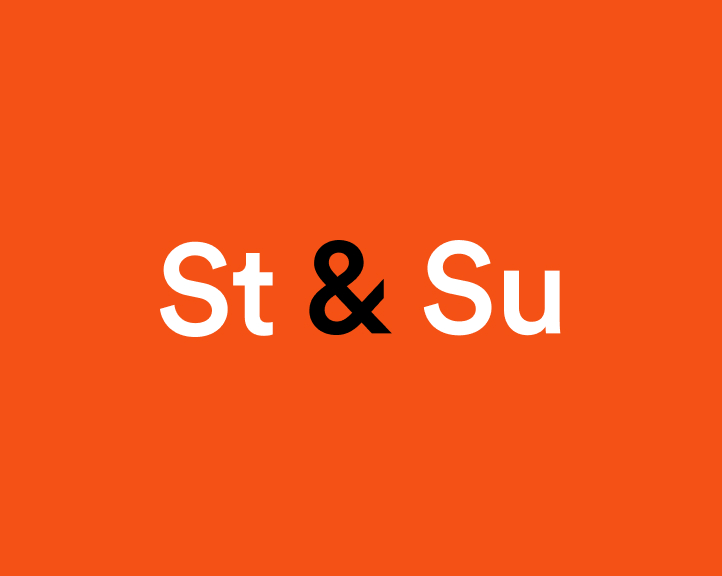 Die Abkürzung St & Su erscheint in fetter Typografie auf einem leuchtend orangefarbenen Hintergrund und unterstreicht die neue Identität der Anwaltskanzlei.