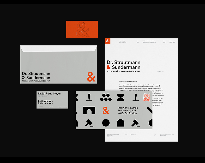 Gestaltung von Firmenbriefpapier für Dr. Strautmann & Sundermann, einschließlich Umschlag, Briefkopf, Visitenkarte und Korrespondenzblatt. Das Branding zeichnet sich durch eine klare Typografie, ein orangefarbenes Und-Zeichen als Schlüsselelement und minimalistische schwarze Symbole aus, die verschiedene Rechtsbereiche repräsentieren, wodurch ein modernes und dennoch professionelles Design entsteht
