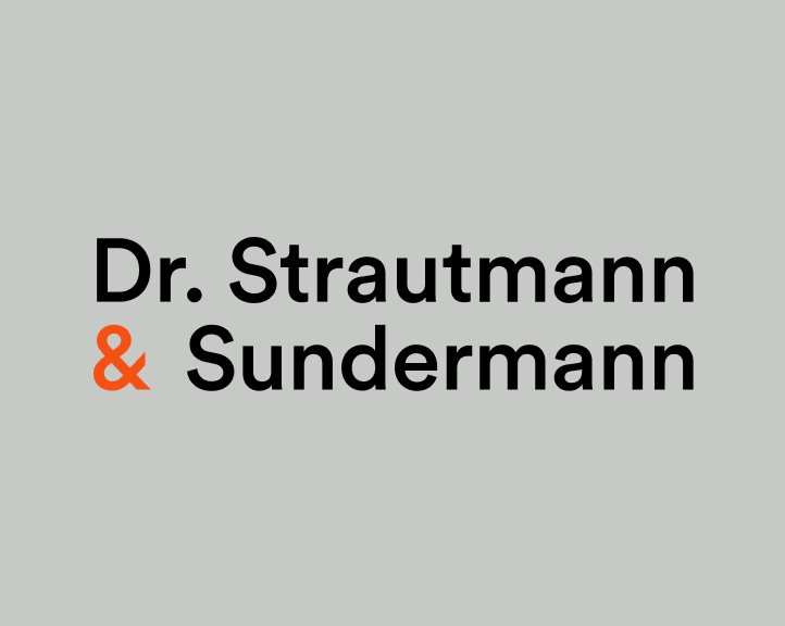 Logo der Anwaltskanzlei Dr. Strautmann & Sundermann in schwarzer Schrift mit orangefarbenem Und-Zeichen, abgebildet auf hellgrauem Hintergrund.