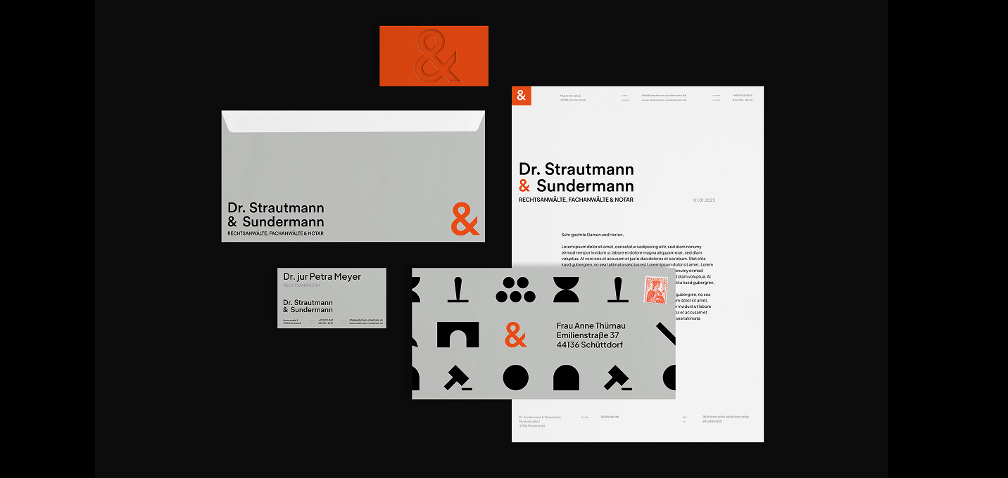 Gestaltung von Firmenbriefpapier für Dr. Strautmann & Sundermann, einschließlich Umschlag, Briefkopf, Visitenkarte und Korrespondenzblatt. Das Branding zeichnet sich durch eine klare Typografie, ein orangefarbenes Und-Zeichen als Schlüsselelement und minimalistische schwarze Symbole aus, die verschiedene Rechtsbereiche repräsentieren, wodurch ein modernes und dennoch professionelles Design entsteht