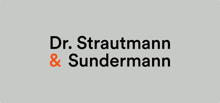 Logo der Anwaltskanzlei Dr. Strautmann & Sundermann in schwarzer Schrift mit orangefarbenem Und-Zeichen, abgebildet auf hellgrauem Hintergrund.