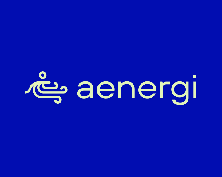 Die Aenergi Wortmarke und das Logo auf tiefblauem Hintergrund unterstreichen die klare und moderne Markenidentität.