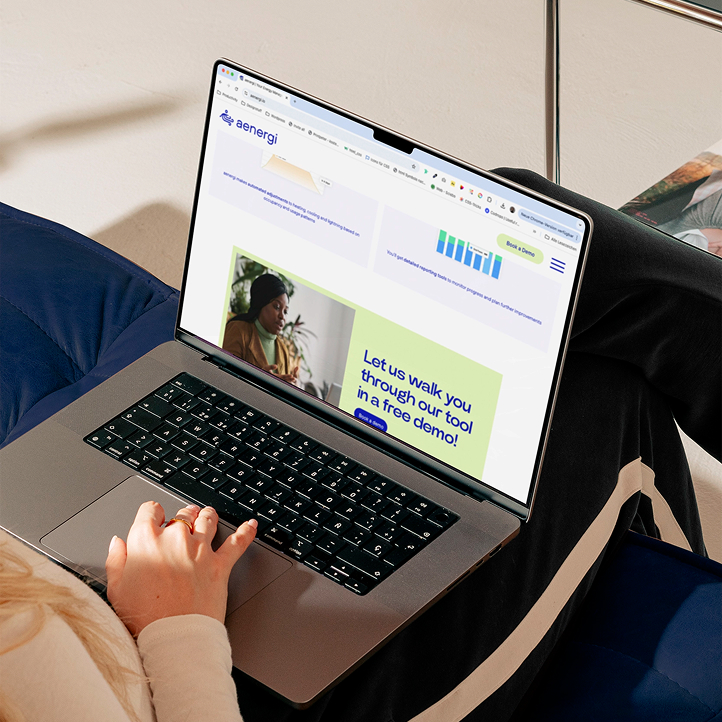 Eine Person, die einen Laptop benutzt, auf dem die Aenergi Website mit der Überschrift „Lass uns dir das in einer kostenlosen Demo erklären!“ zeigt. , was die Barrierefreiheit der Plattform hervorhebt.