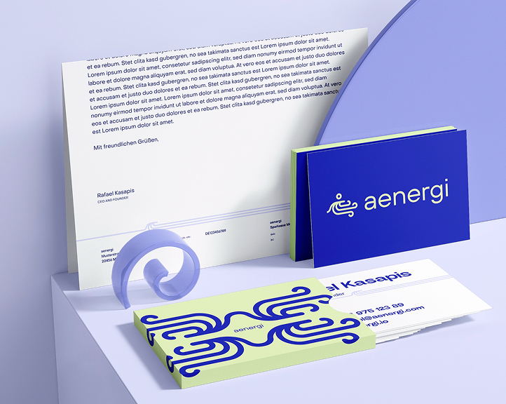 Markenbriefpapier für aenergi, einschließlich Briefkopf, Visitenkarten und einem auffälligen Logo-Design in Blau und Gelb mit griechisch inspirierten grafischen Elementen.
