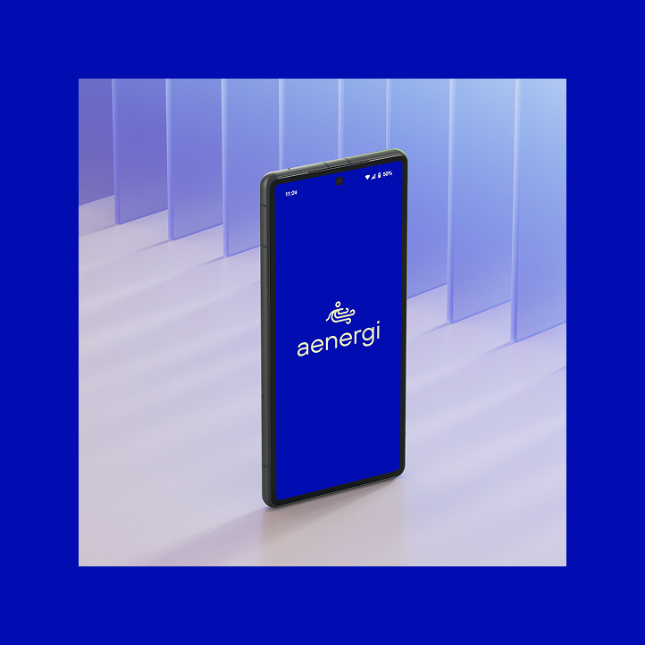 Ein Smartphone mit dem Aenergi-Logo auf einem tiefblauen Bildschirm vor dem Hintergrund durchscheinender blauer Paneele.