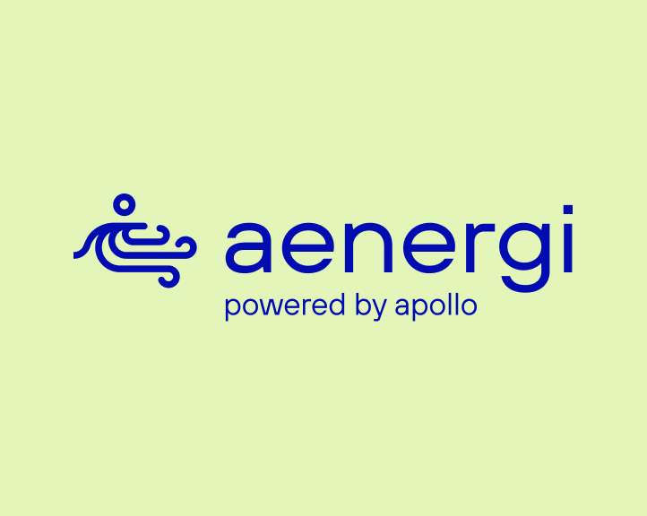 Das Aenergi Logo mit dem Slogan „powered by apollo“ kombiniert griechisch inspirierte Symbolik mit moderner Typografie.