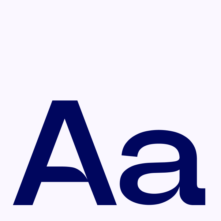 Großes „Aa“ in Marineblau auf hellem Hintergrund, das die Power Grotesk-Schrift als Teil der Markenidentität von aenergi präsentiert.