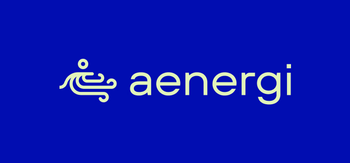 Die Aenergi Wortmarke und das Logo auf tiefblauem Hintergrund unterstreichen die klare und moderne Markenidentität.