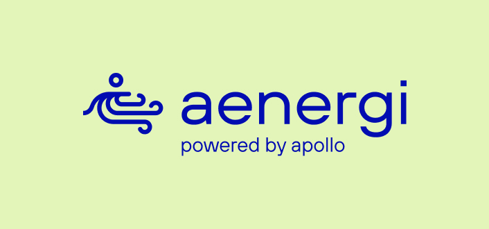 Das Aenergi Logo mit dem Slogan „powered by apollo“ kombiniert griechisch inspirierte Symbolik mit moderner Typografie.