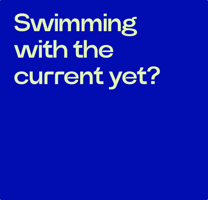 Fettgedruckter marineblauer Text auf tiefblauem Hintergrund mit der Aufschrift „Schon mit der Strömung schwimmen?“ , wodurch der verspielte, zugängliche Ton von Aenergi hervorgehoben wird.