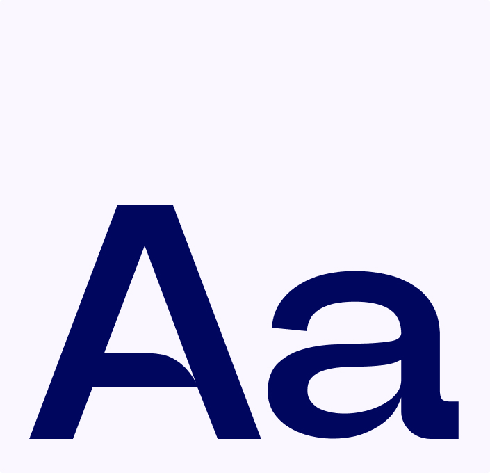 Großes „Aa“ in Marineblau auf hellem Hintergrund, das die Power Grotesk-Schrift als Teil der Markenidentität von aenergi präsentiert.