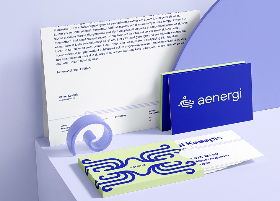Markenbriefpapier für aenergi, einschließlich Briefkopf, Visitenkarten und einem auffälligen Logo-Design in Blau und Gelb mit griechisch inspirierten grafischen Elementen.