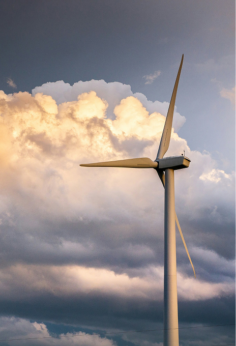 Eine Nahaufnahme einer Windturbine, die hoch vor einem dramatischen Himmel voller goldener Wolken steht, die erneuerbare Energien symbolisieren.
