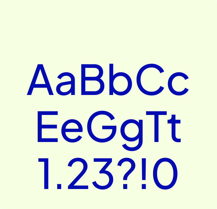 Das Alphabet und die Zahlen sind in Marineblau auf cremefarbenem Hintergrund dargestellt und zeigen die Hoves Pro-Schrift, die für die visuelle Identität von aenergi verwendet wird.