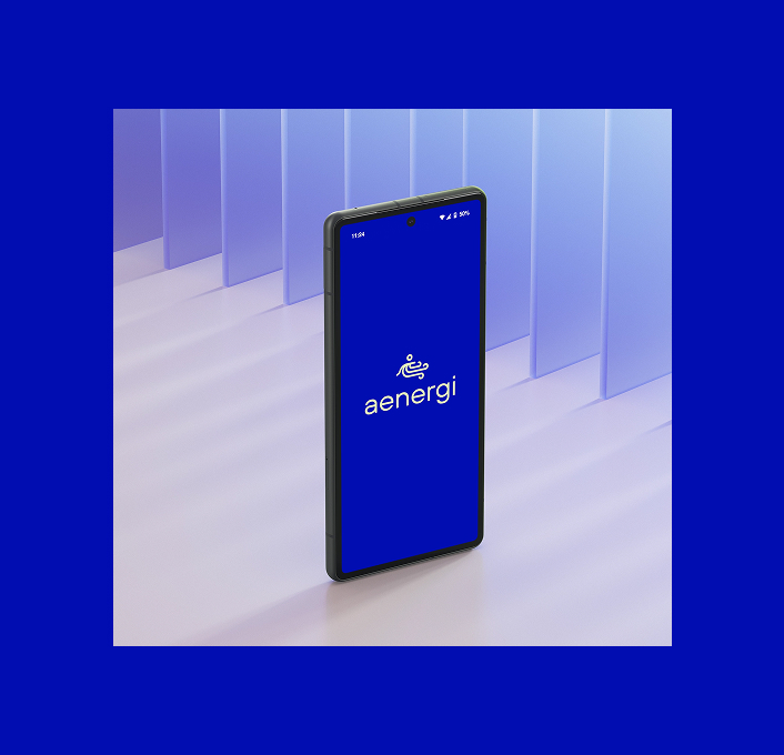 Ein Smartphone mit dem Aenergi-Logo auf einem tiefblauen Bildschirm vor dem Hintergrund durchscheinender blauer Paneele.