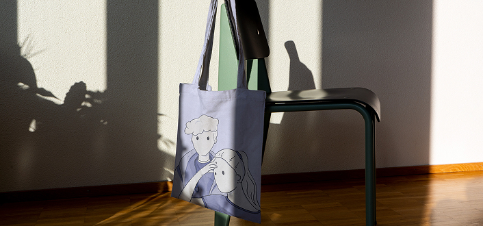 Printed tote bag with illustration of two young people, designed for the Deutsche Depressionshilfe youth project.