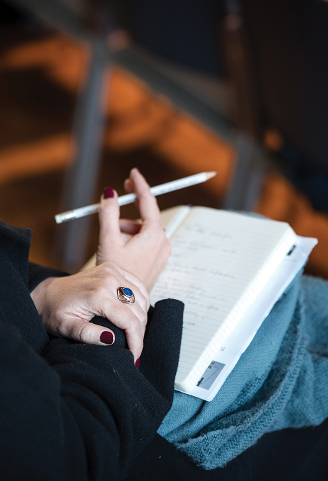 Konferenzteilnehmer macht sich handschriftlich Notizen während der Veranstaltung Stellung beziehen, Demokratie verteidigen! 