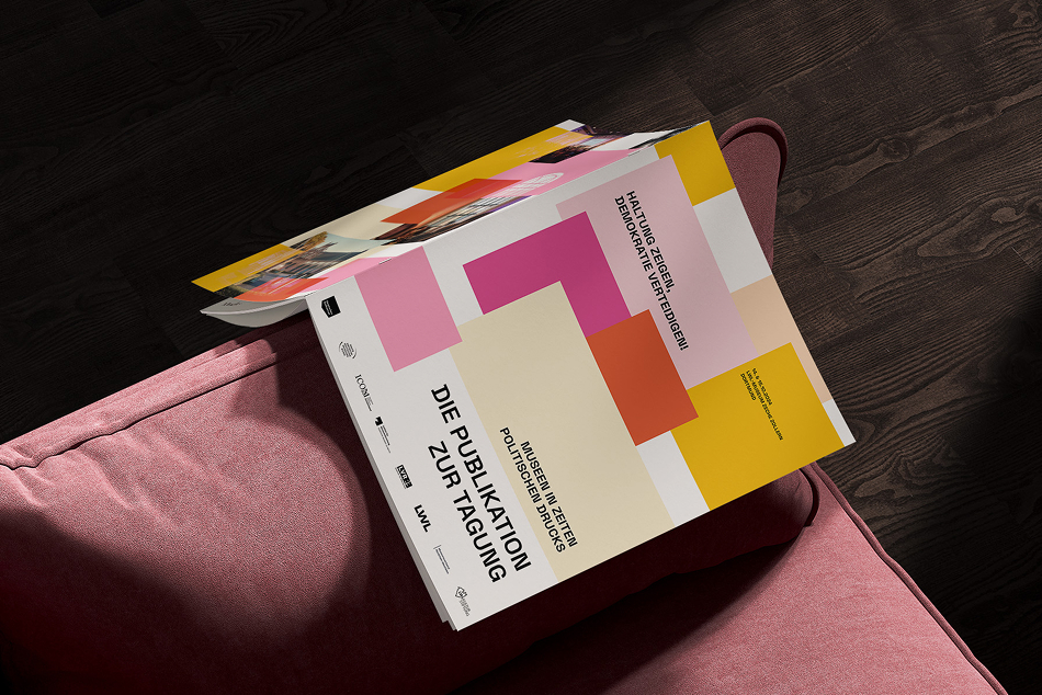 Titelseite der Publikation Stellung beziehen, Demokratie verteidigen! Museen in Zeiten politischen Drucks mit mutigen geometrischen Gestaltungselementen