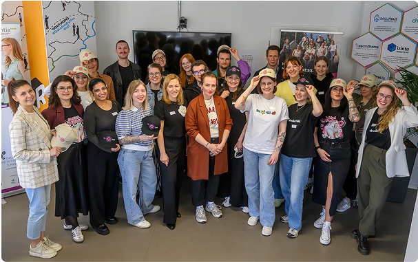Social media workshop by Studio Tülü with creative participants.
