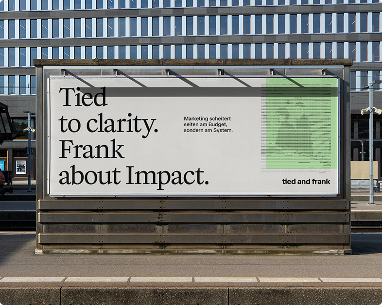 Werbetafel an einem Bahnhof mit dem Text: „An Klarheit gebunden. Frank über Impact. „mit kleinerem deutschen Text über Marketing und dem Logo „Unentschieden und offen“.