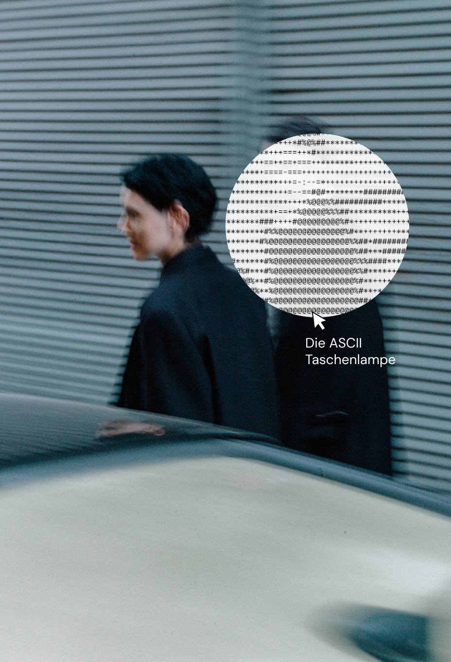 Verschwommenes Bild einer Person mit kurzen dunklen Haaren in einem schwarzen Mantel, die an einem metallischen Verschluss mit einem kreisförmigen ASCII-Code-Overlay und dem Text „Die ASCII Taschenlampe“ vorbeigeht.