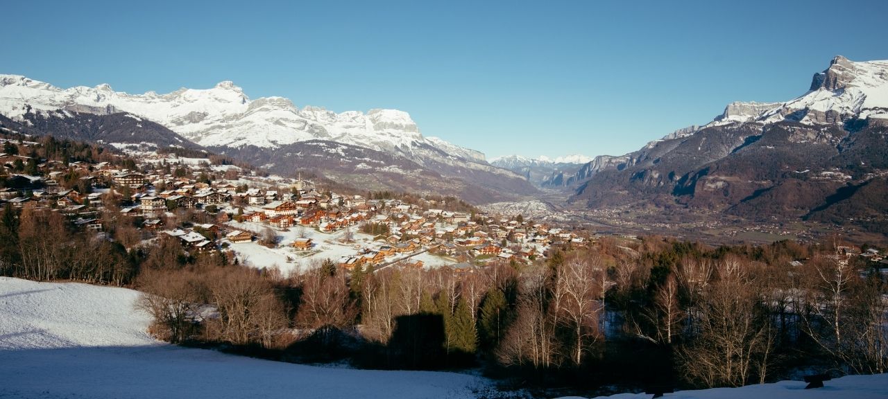 Snow-covered Combloux seen from the Caprice des Neiges, between chalets and alpine peaks