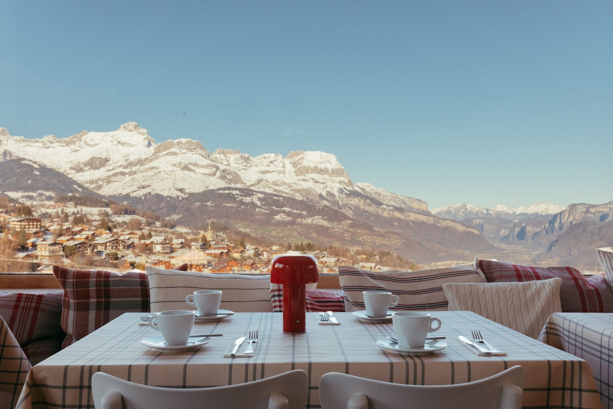 Déjeuner face aux sommets – Table en salle ou terrasse à Caprice des Neiges