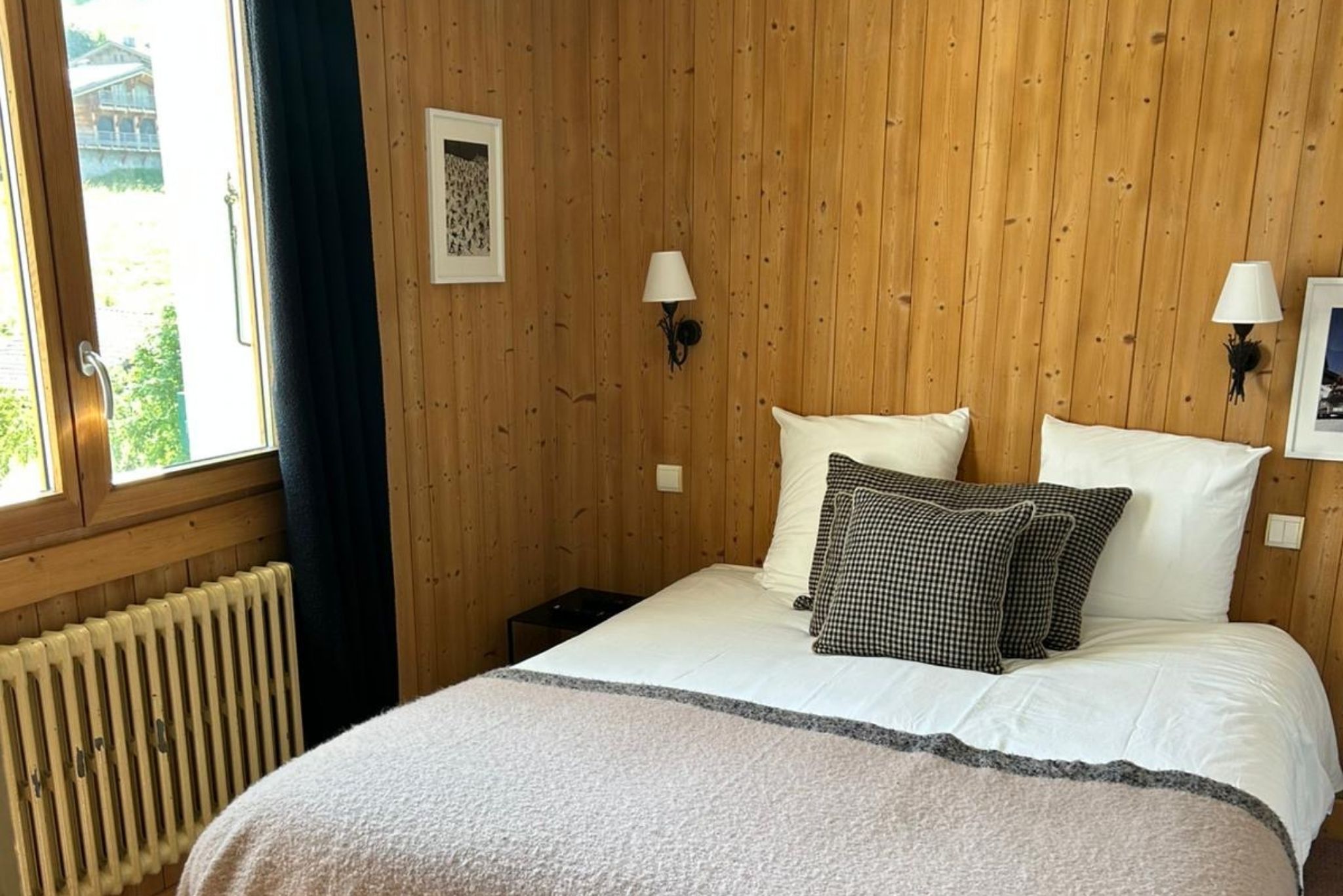 Chambre de l’hôtel Caprice des Neiges – Vue montagne depuis la fenêtre, ambiance cosy alpine