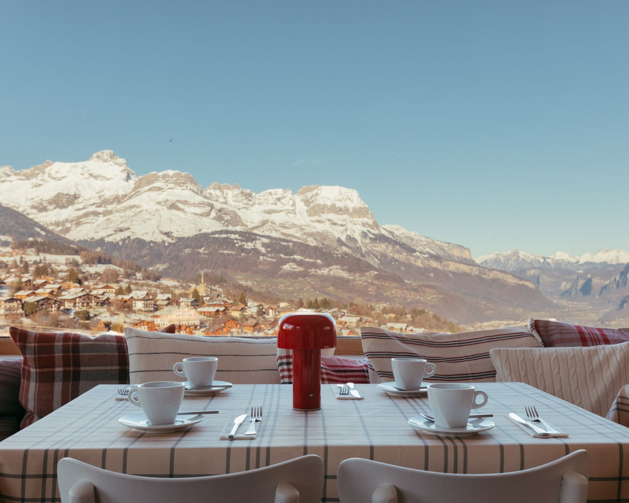 Petit-déjeuner face aux montagnes – Terrasse de l’hôtel Caprice des Neiges à la montagne