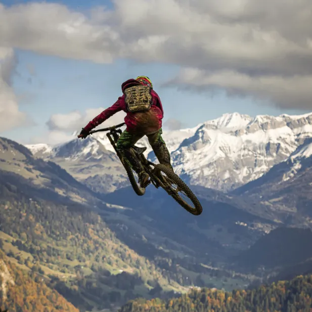 Mountain bike and electric scooter rides on Combloux's trails, in the heart of the mountains.