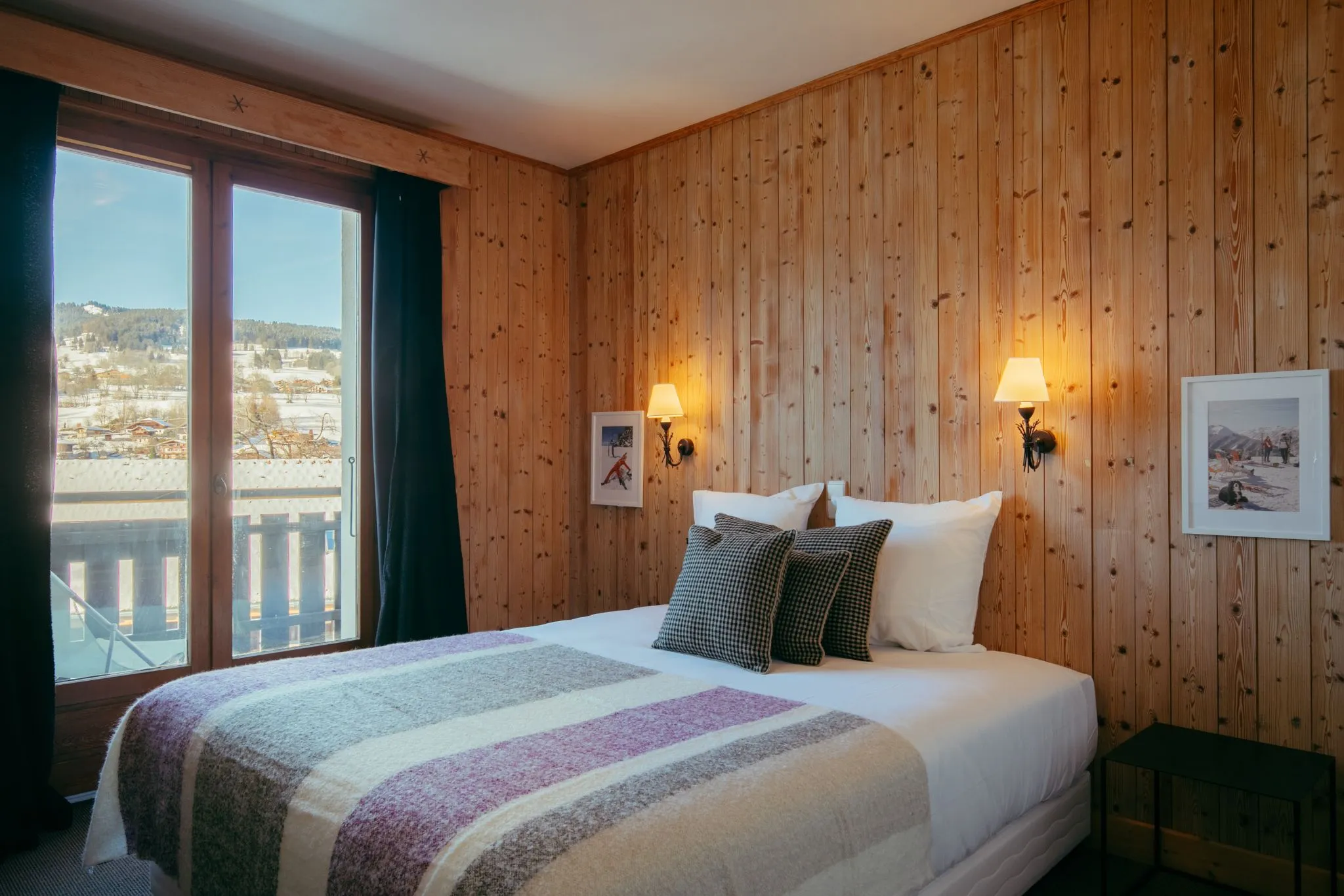 Chambre élégante au Caprice des Neiges, alliant confort alpin et vue sur les montagnes.