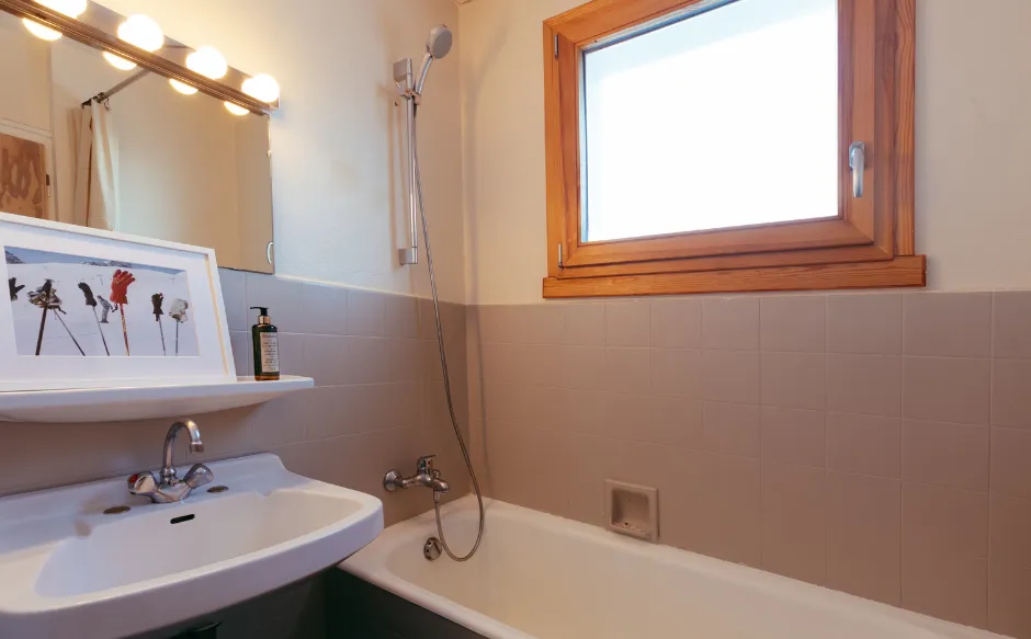 Bathroom with bathtub in a Superior Room at Caprice des Neiges in Combloux.