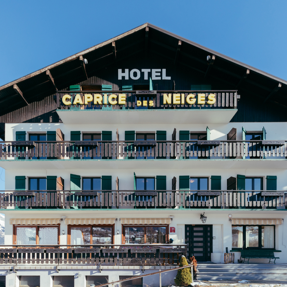Façade de l'hôtel Le Caprice des Neiges, chalet alpin situé à Combloux.
