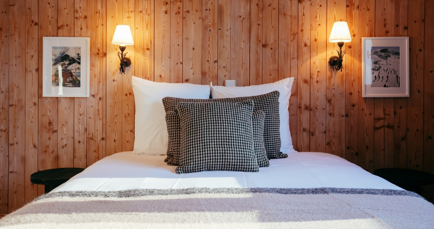 Chambre confortable au Caprice des Neiges, décorée dans un style chalet avec vue sur les montagnes de Combloux.