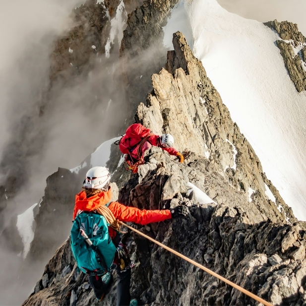 A climbing session in the heart of nature near Combloux, facing the mountains.