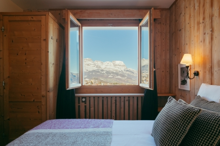 Mountain-facing double bed in a Premium Room at Caprice des Neiges in Combloux.