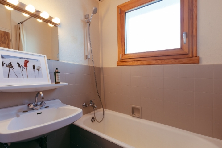 Superior Room bathroom, with bathtub and Caprice des Neiges wood finishes.