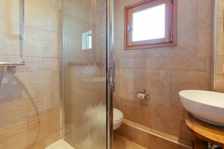Ensuite bathroom with comfortable bathtub.