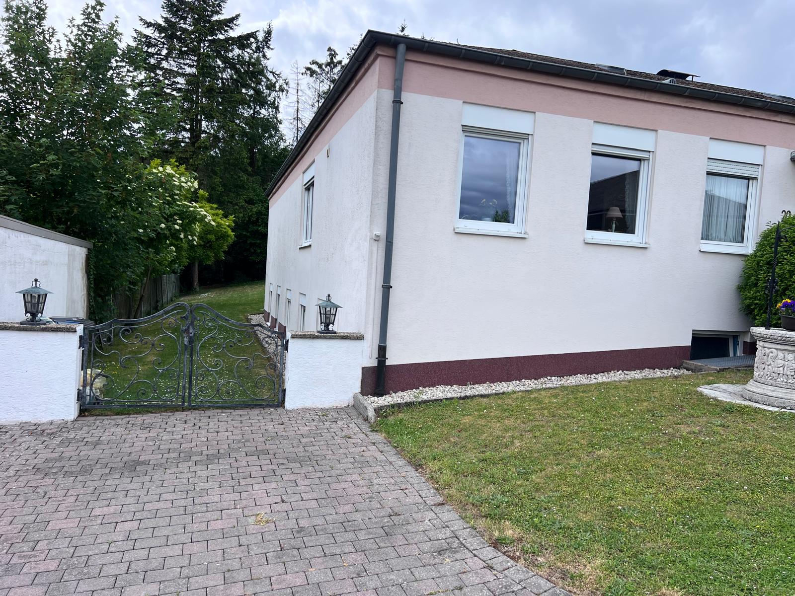 Linker Stellplatz vor den Haus